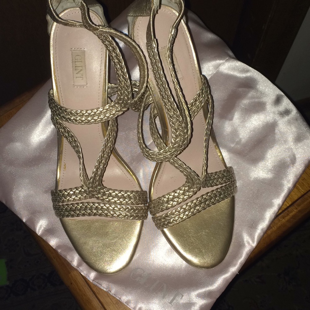 Adorable metallic Glint heel